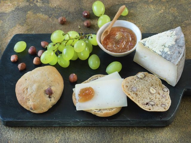 Petits pains aux noisettes, confiture de raisin et tomme de chèvre Petits pains aux noisettes, confiture de raisin et tomme de chèvre